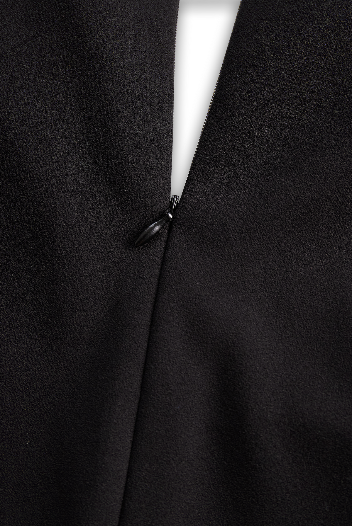 Verfeinertes Schwarzes Kleid mit Gürtel und Mandarin-Kragen