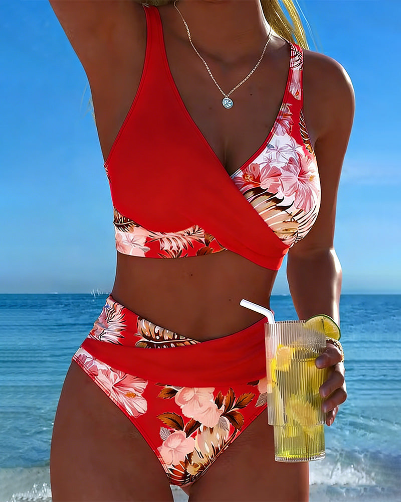 Bikini mit Blumenmuster, markantem Kontrast und verführerischem Seitenschlitz