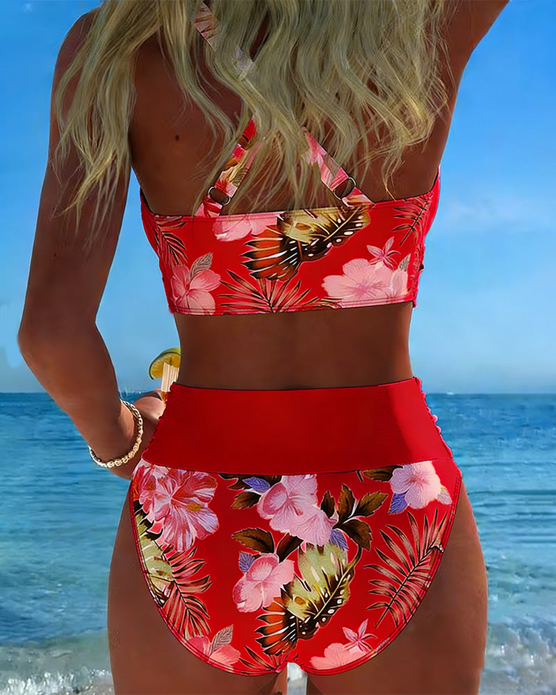 Bikini mit Blumenmuster, markantem Kontrast und verführerischem Seitenschlitz