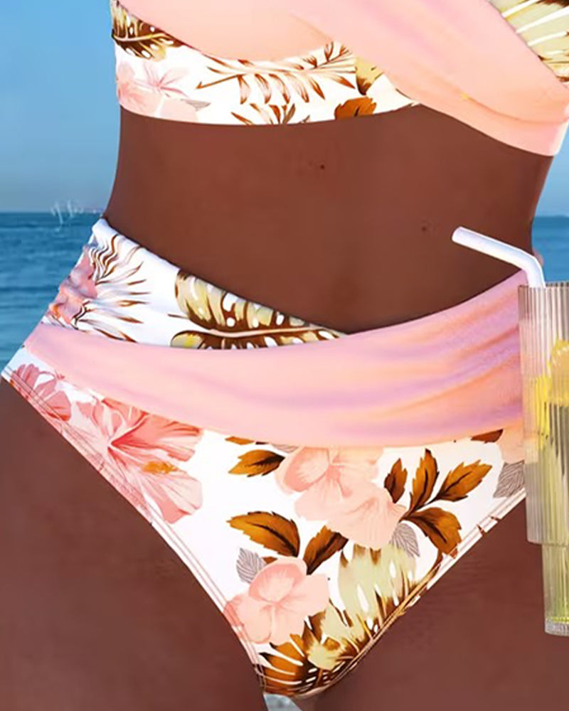 Bikini mit Blumenmuster, markantem Kontrast und verführerischem Seitenschlitz