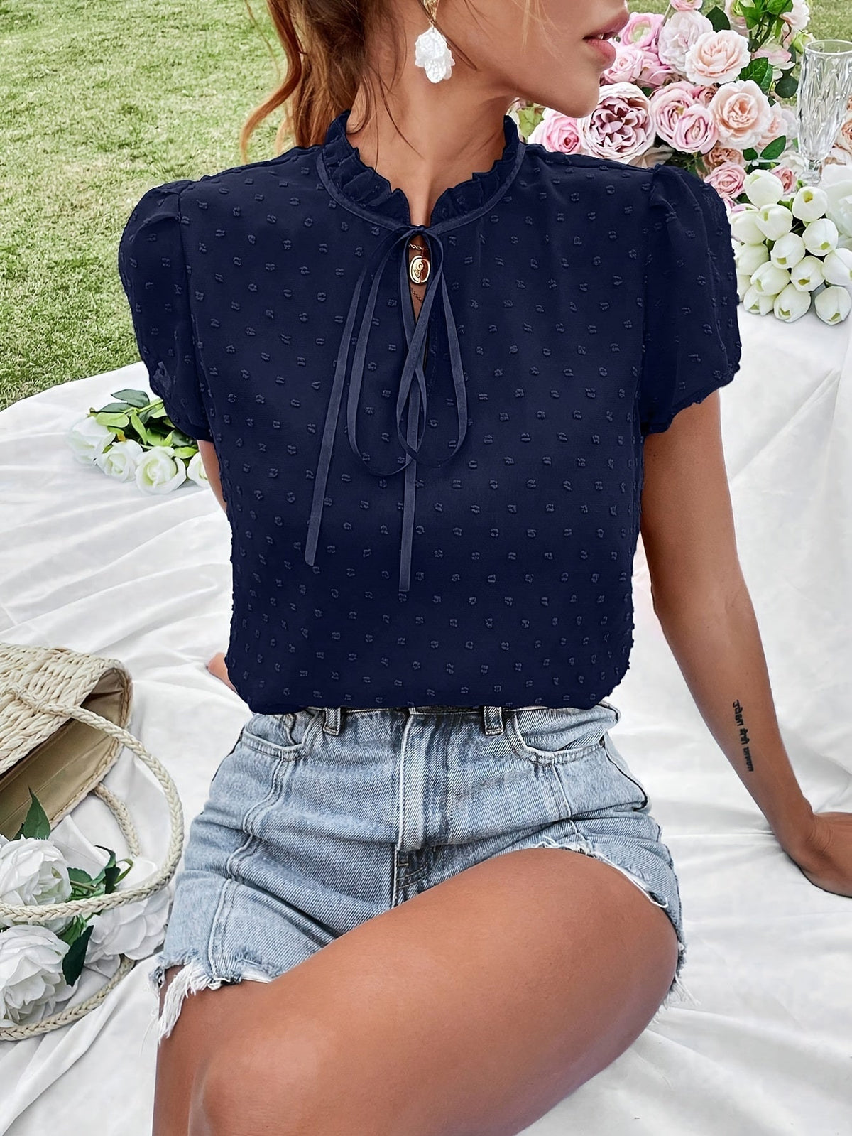 Fina  |  Dunkelblaue Bluse mit Spitzenkragen