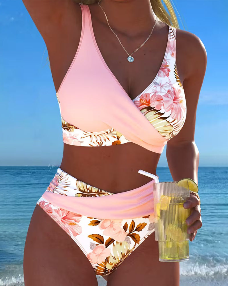 Bikini mit Blumenmuster, markantem Kontrast und verführerischem Seitenschlitz