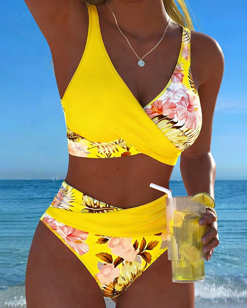 Bikini mit Blumenmuster, markantem Kontrast und verführerischem Seitenschlitz