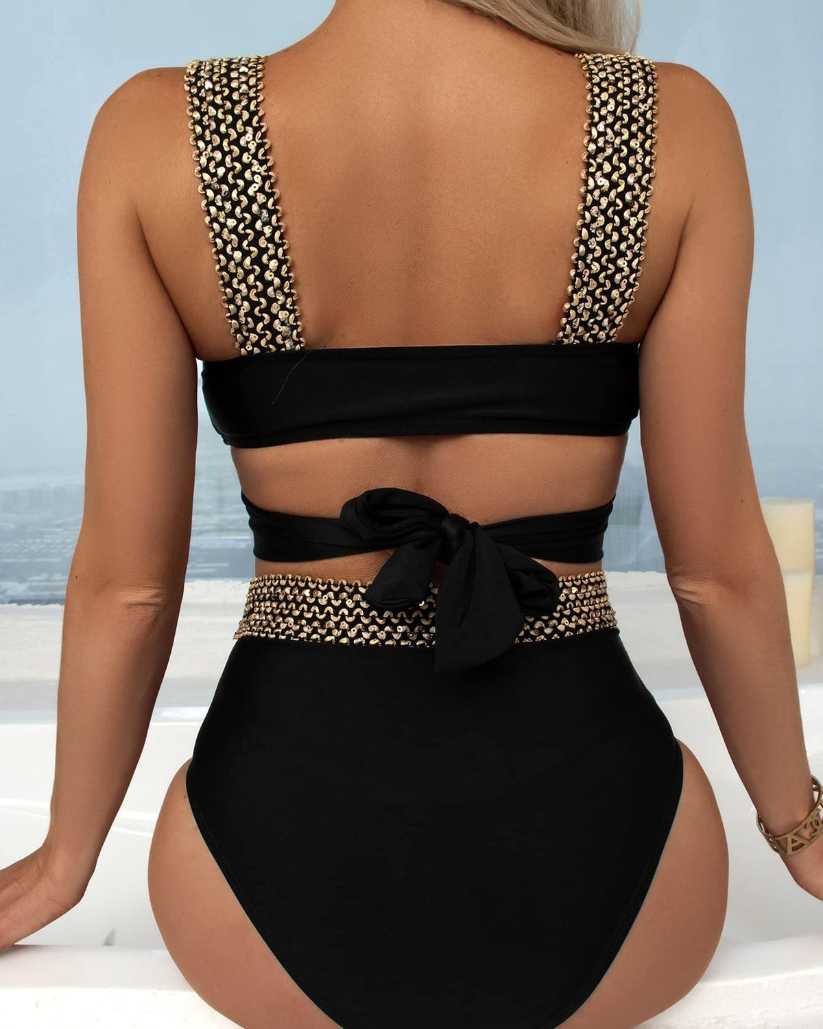 Hoch tailliertes Bikini mit goldenen Kreuz Trägern
