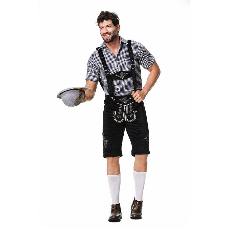 Herren nan traditionelle Trachtenlederhose mit bestickten Hosenträgern, kariertem Trachtenhemd und Filzhut Drune
