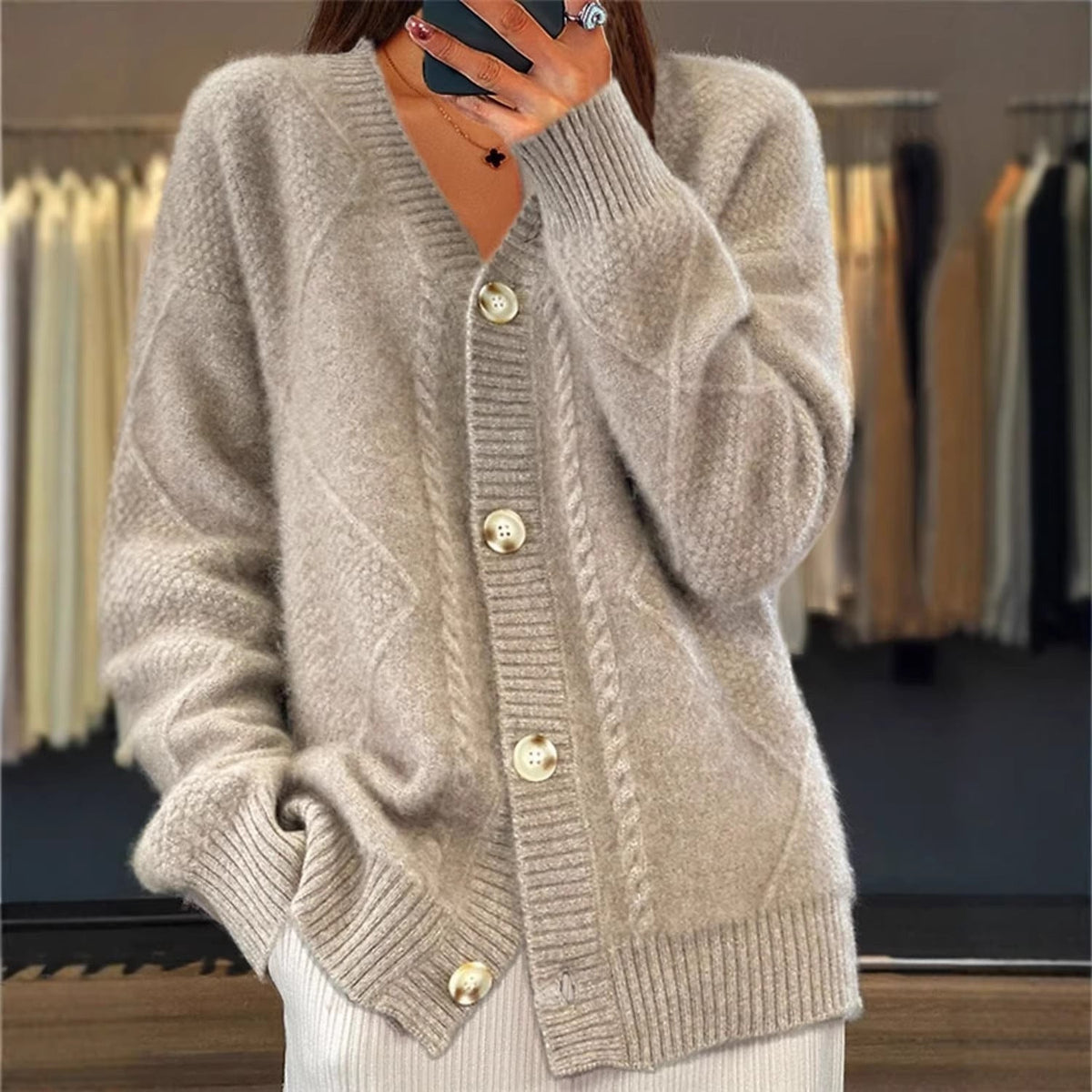 Damen nan oversized Strickcardigan mit Zopfmuster, V‑Ausschnitt und großen Knöpfen Drune