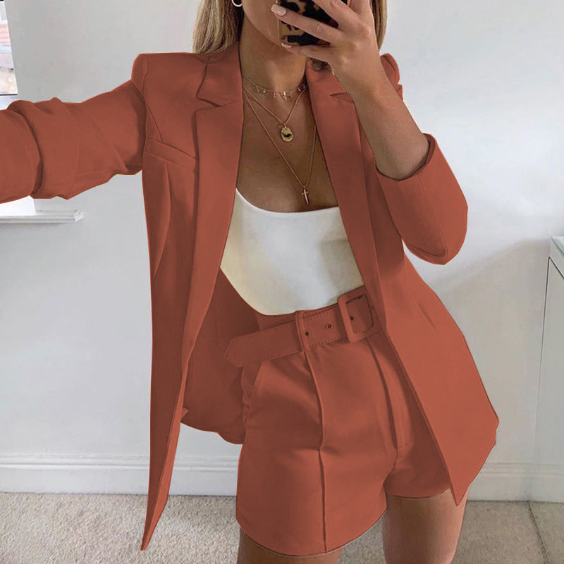Damen nan tailliertes Longblazer-Shorts Set mit betonter Schulterpartie, hoher Taille und breitem Gürtel Drune