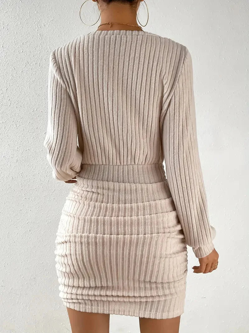 Geripptes Strick-Minikleid