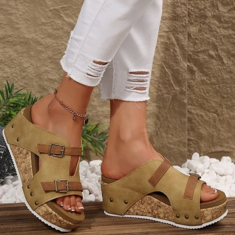 Coraline™ Leder-Pantolette mit Plateau und Doppelverstellung