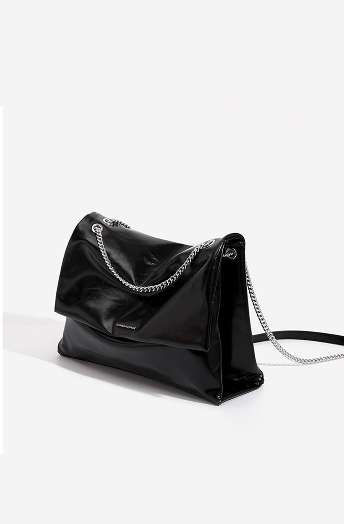 Damen-Umhängetasche mit Überschlag und Metallkette