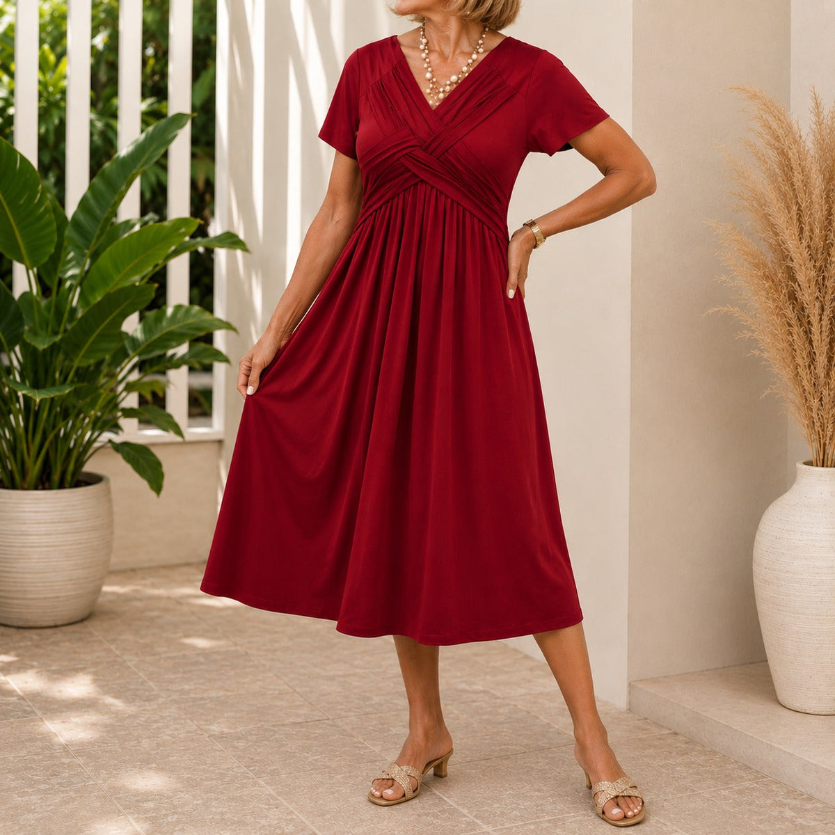 Kleid Lirenne™ mit V-Ausschnitt, drapiertem Oberteil und fließendem Fall