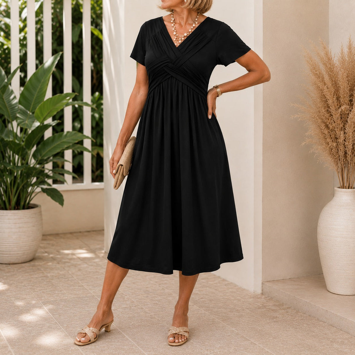 Kleid Lirenne™ mit V-Ausschnitt, drapiertem Oberteil und fließendem Fall