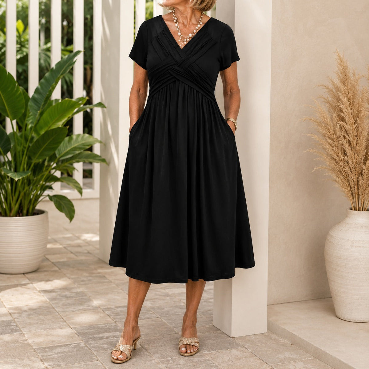 Kleid Lirenne™ mit V-Ausschnitt, drapiertem Oberteil und fließendem Fall