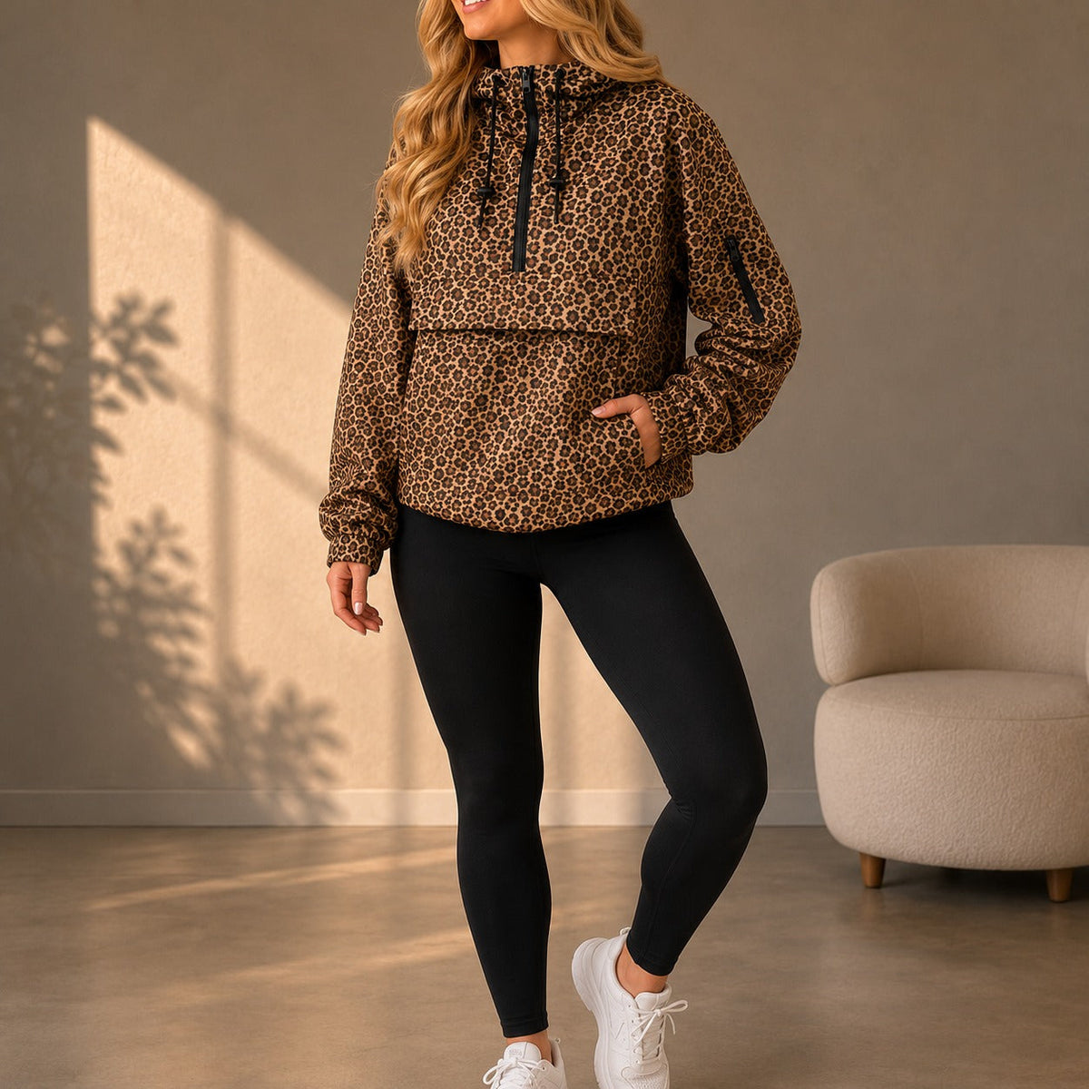 Jacke Leonie™ mit Leopardenmuster, Kapuze und Kängurutasche.