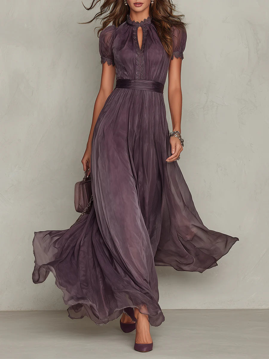 Cynthy – Fließendes Maxikleid in Pflaumenblau Mit Spitze