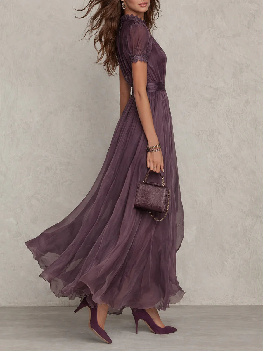 Cynthy – Fließendes Maxikleid in Pflaumenblau Mit Spitze