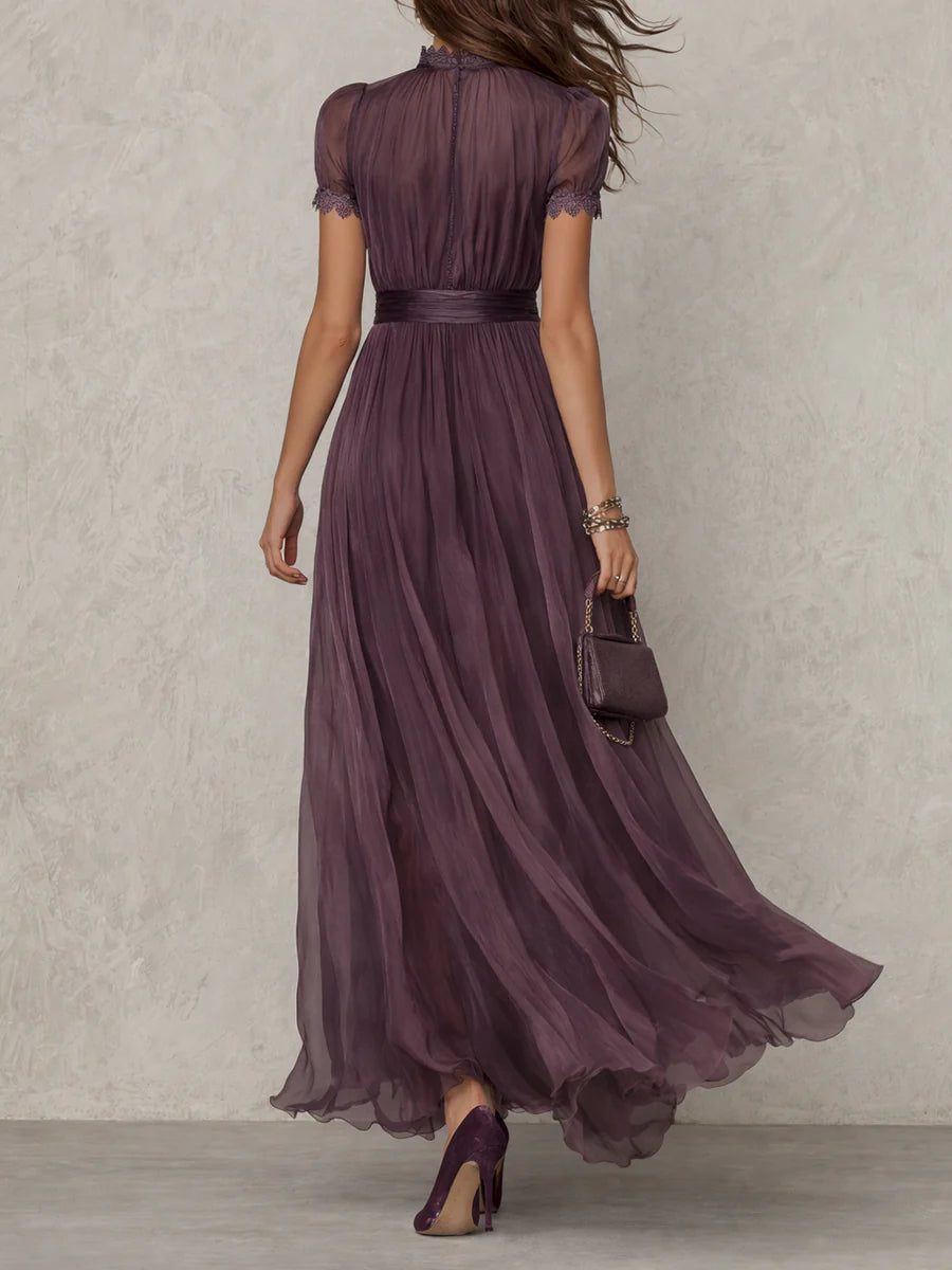 Cynthy – Fließendes Maxikleid in Pflaumenblau Mit Spitze