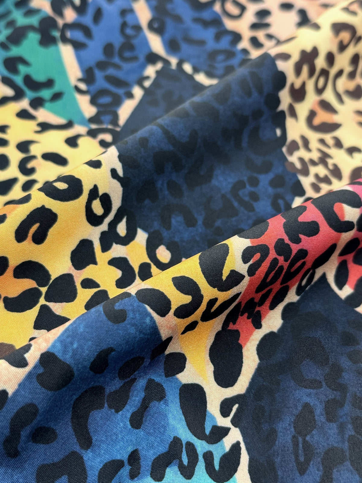 Leopardenmuster Minikleid V Ausschnitt Raffungen Oberteil Rüschen Stufenrock