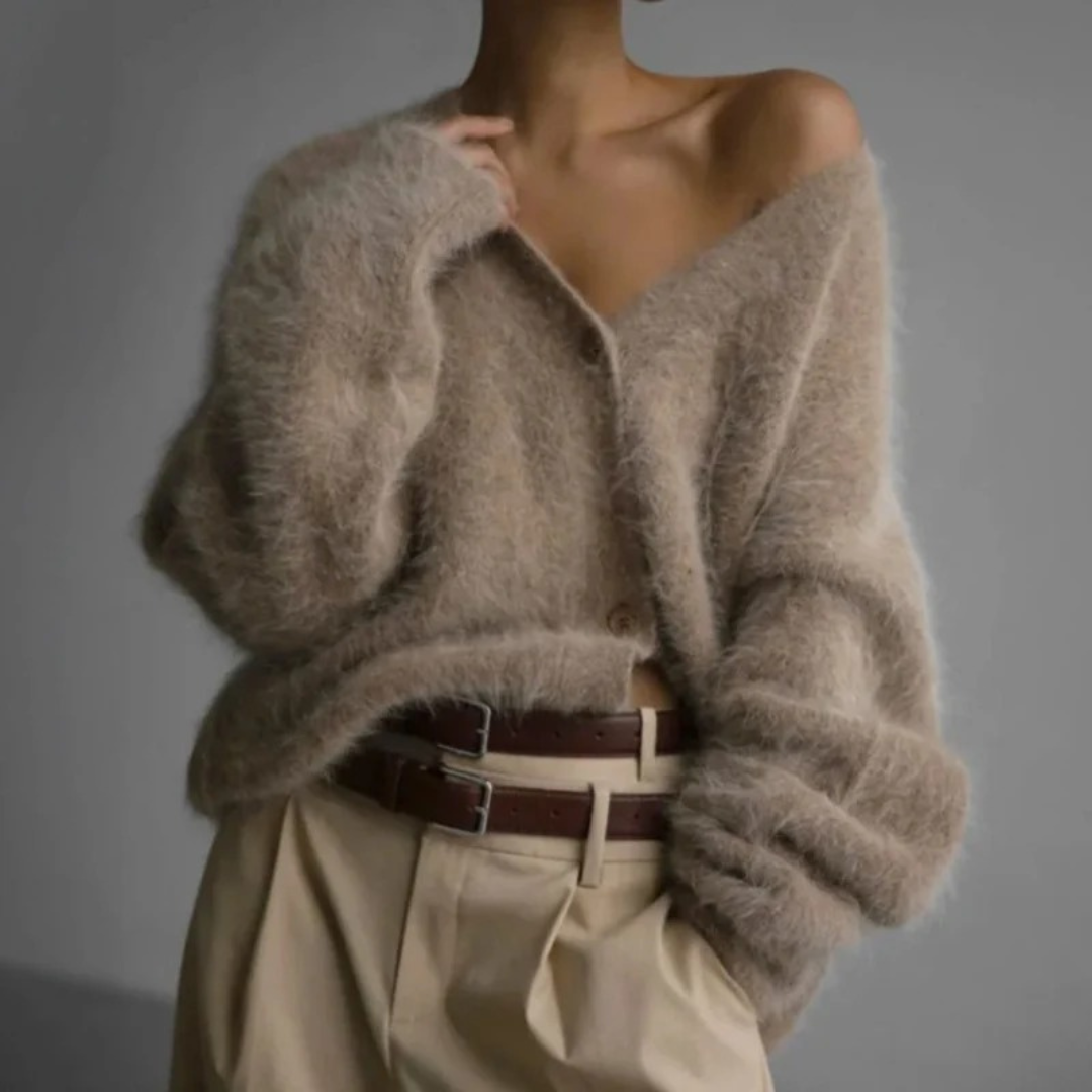 Alicia | Damen Flauschige Strickjacke mit V Ausschnitt und Knöpfen