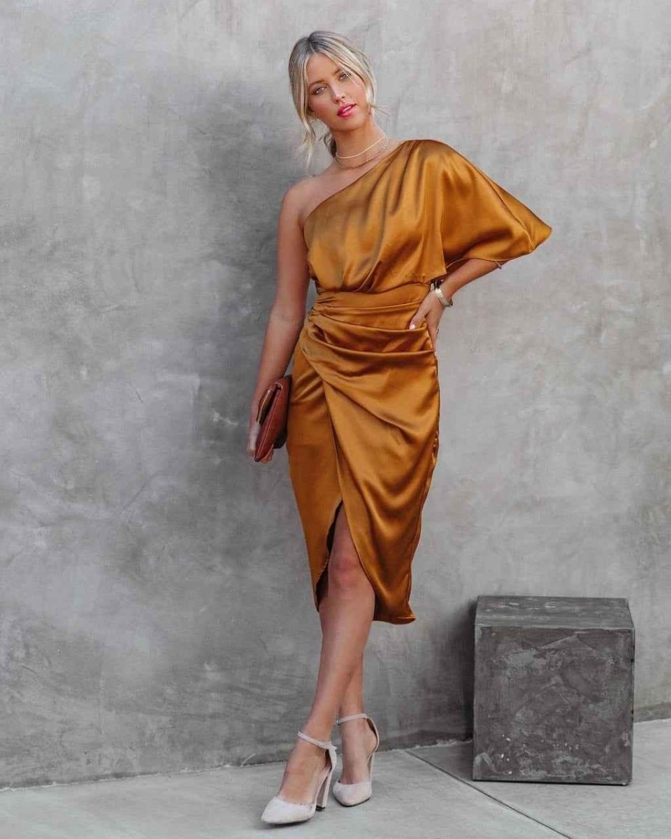 Alma – Ein-Schulter Midikleid im Satin-Look mit Drapierung und Schlitz