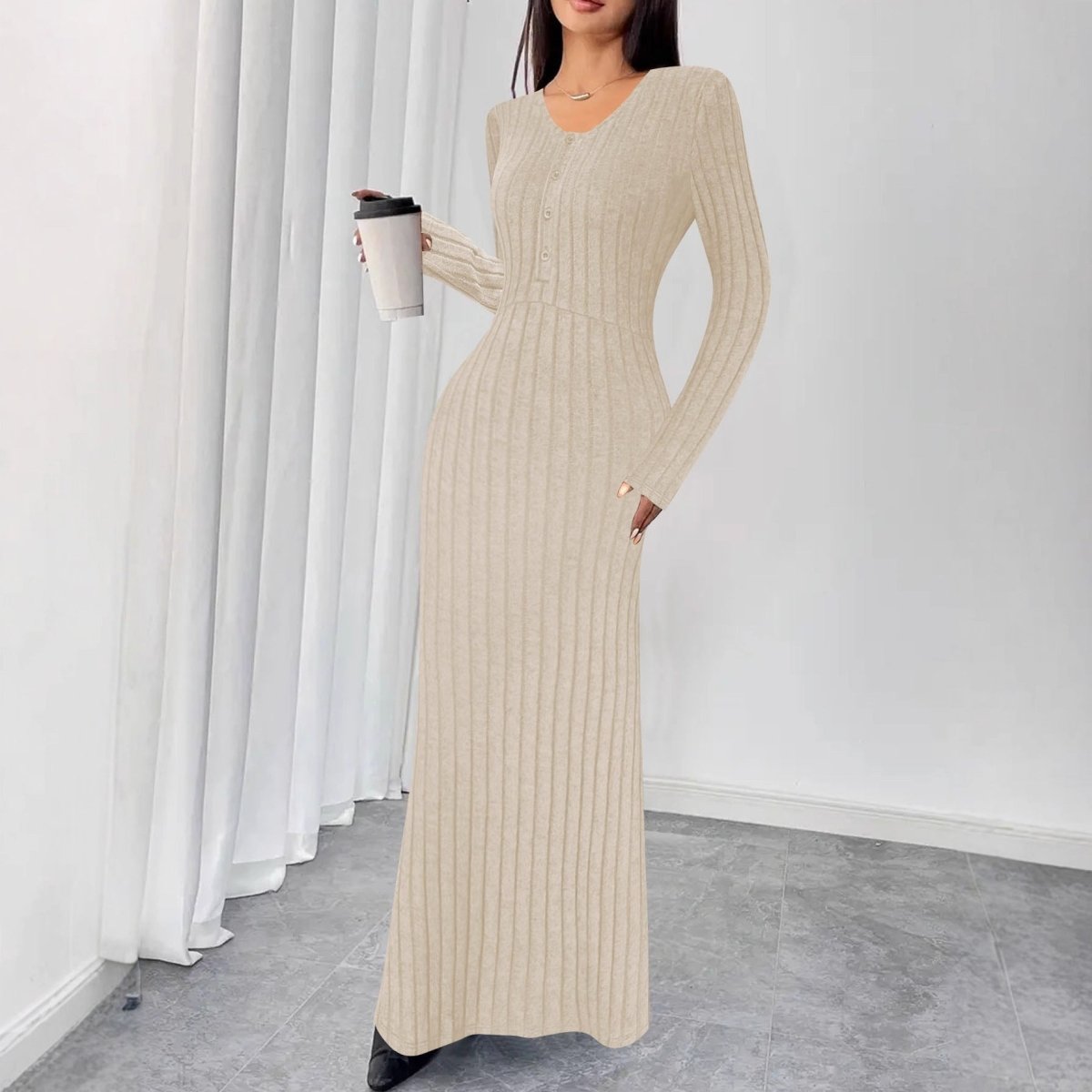 Alma – Geripptes Strick-Maxikleid mit langen Ärmeln und V-Ausschnitt