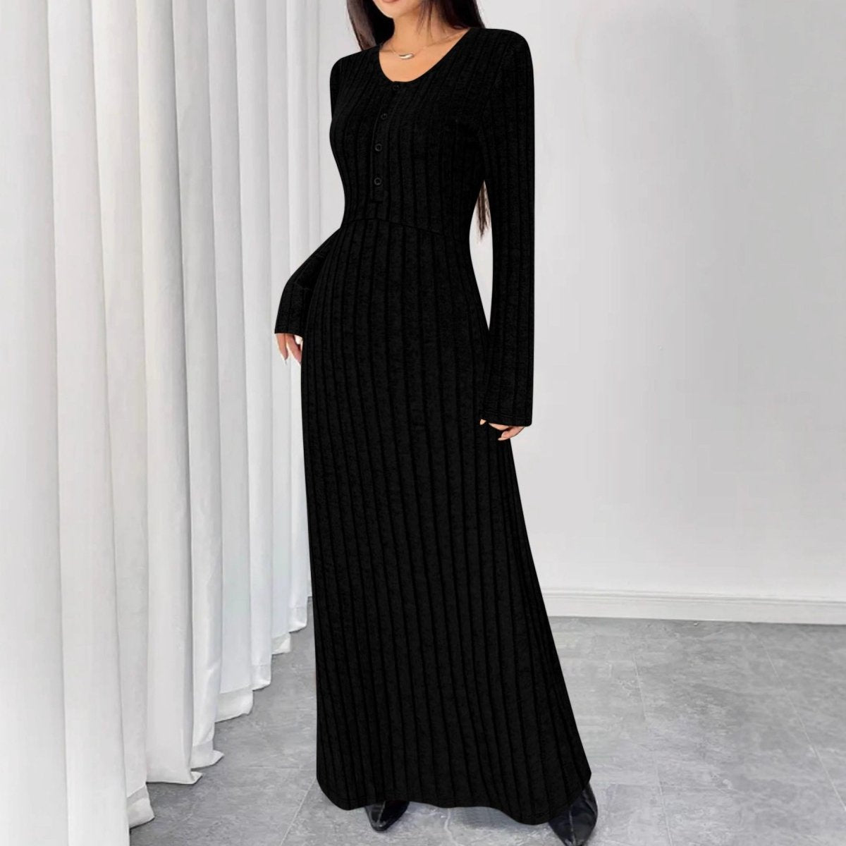 Alma – Geripptes Strick-Maxikleid mit langen Ärmeln und V-Ausschnitt