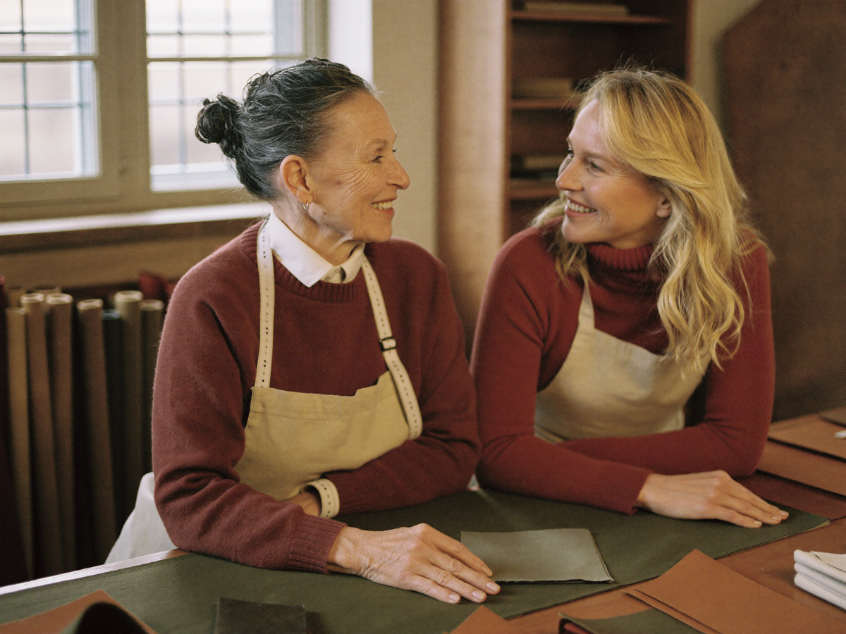 Astrid und Marie im Atelier beim Prüfen von Stoffmustern