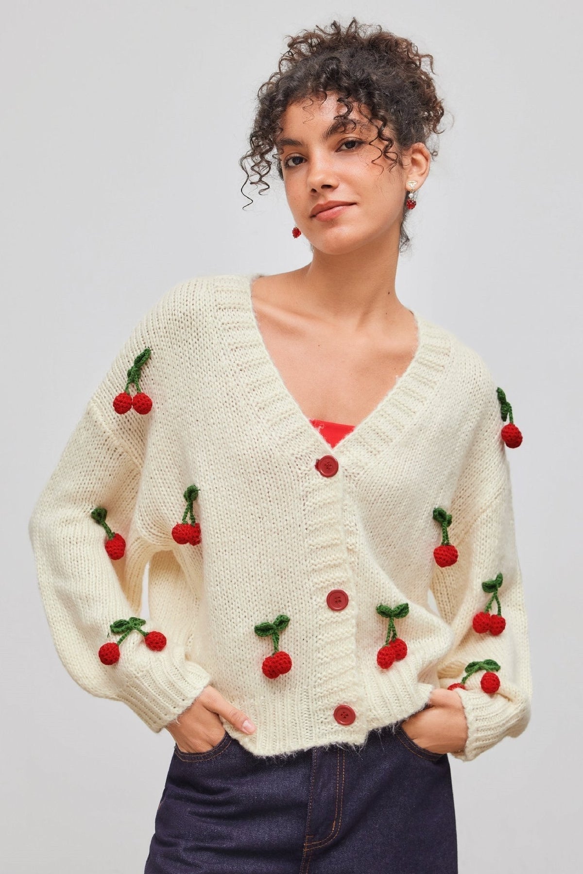 Lockerer Strickcardigan mit V-Ausschnitt und Kirschapplikationen – Frieda