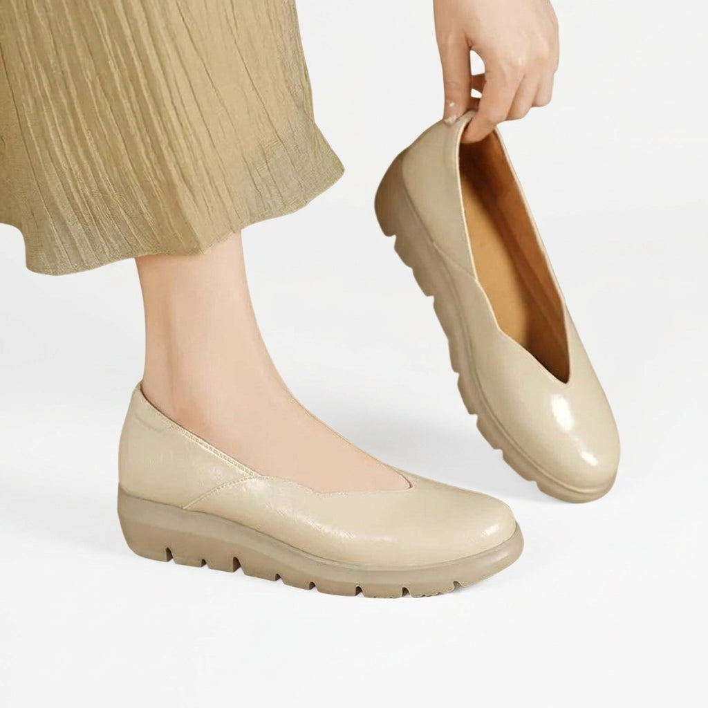 Damen-Ballerinas mit Keilsohle und V-Ausschnitt