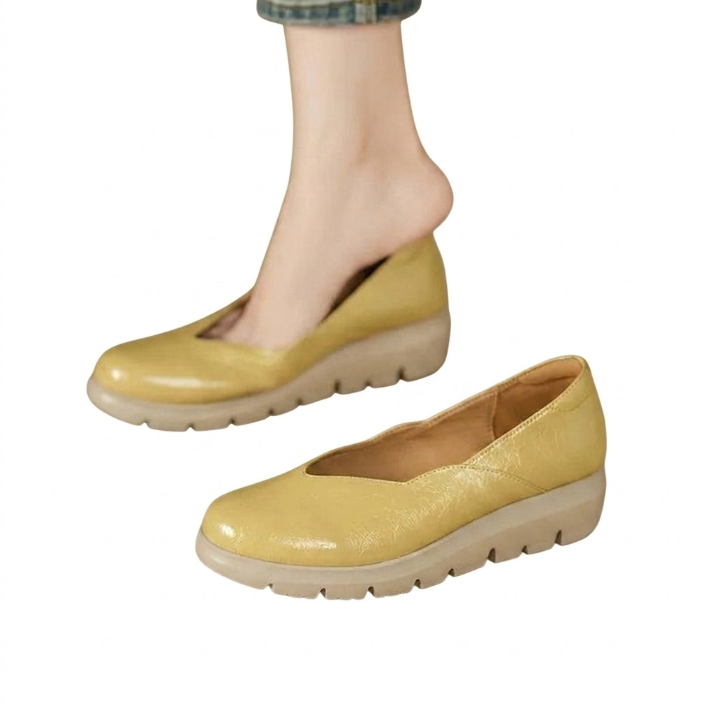 Damen-Ballerinas mit Keilsohle und V-Ausschnitt