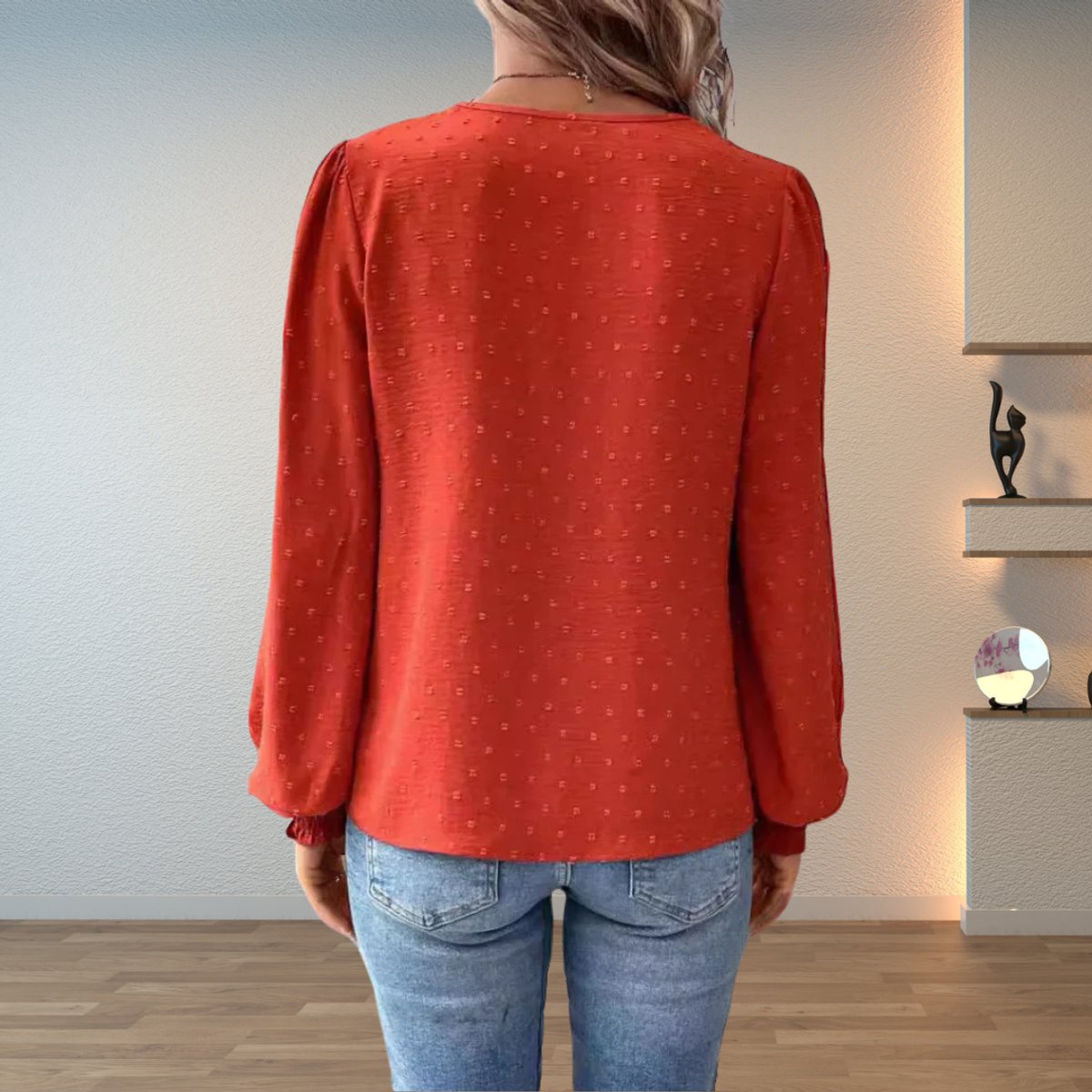 Katharina | Damen Elegante Spitzen-Bluse mit V-Ausschnitt und Gepunkteter Chiffon