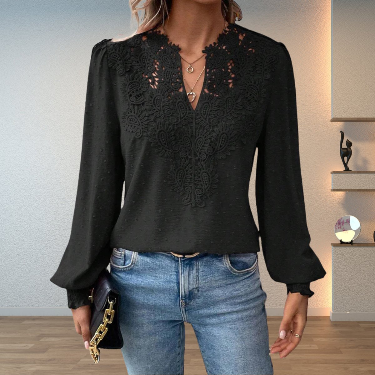 Katharina | Damen Elegante Spitzen-Bluse mit V-Ausschnitt und Gepunkteter Chiffon