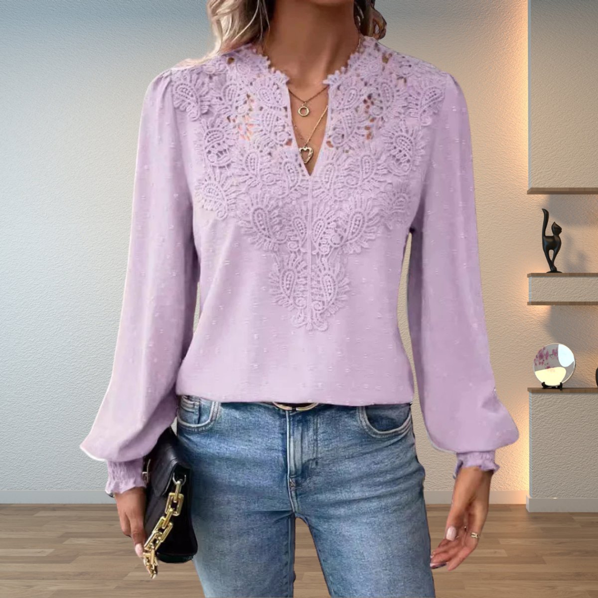 Katharina | Damen Elegante Spitzen-Bluse mit V-Ausschnitt und Gepunkteter Chiffon