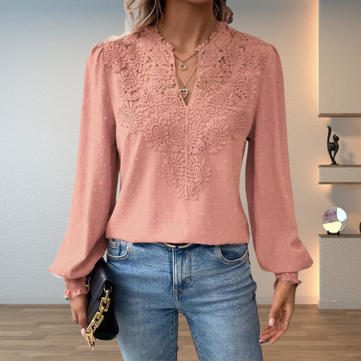 Katharina | Damen Elegante Spitzen-Bluse mit V-Ausschnitt und Gepunkteter Chiffon