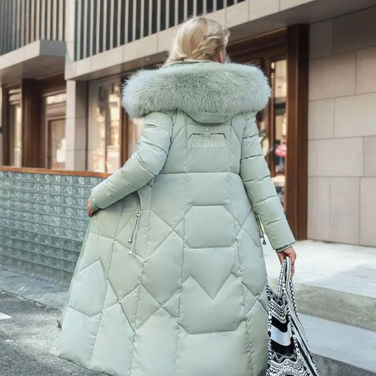Clara | Damen Langer Daunen-Steppmantel mit Kragen Fellkapuze Wintermantel