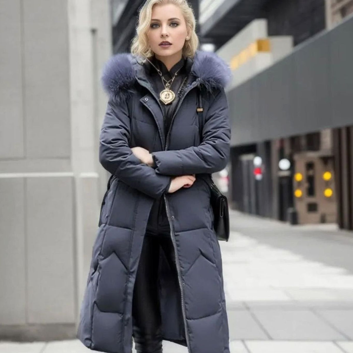 Clara | Damen Langer Daunen-Steppmantel mit Kragen Fellkapuze Wintermantel