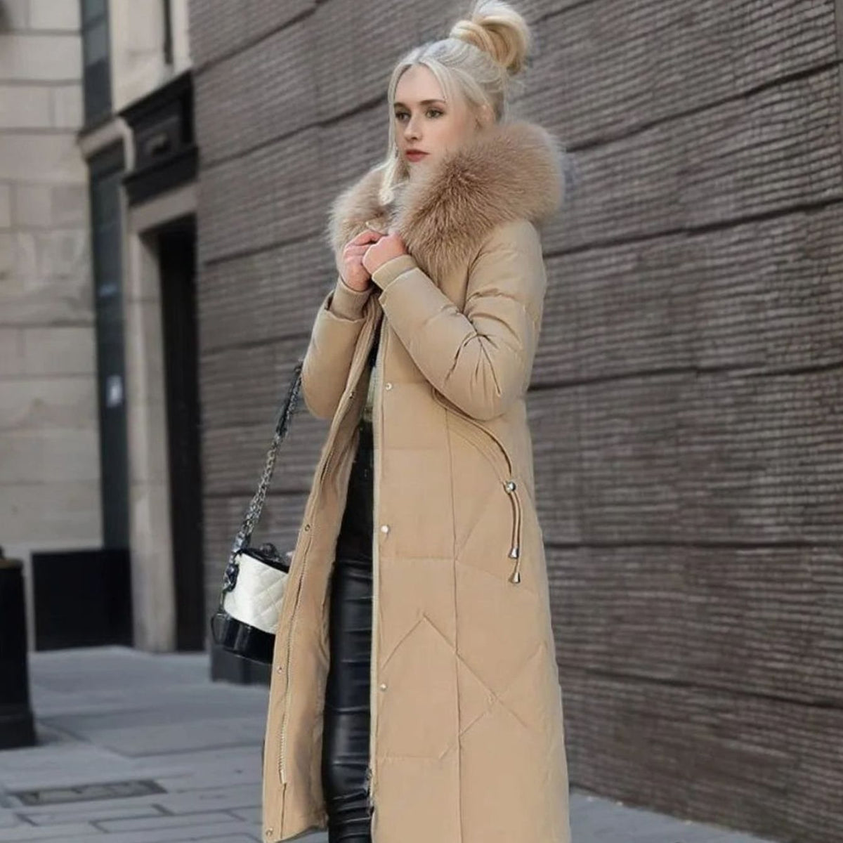 Clara | Damen Langer Daunen-Steppmantel mit Kragen Fellkapuze Wintermantel