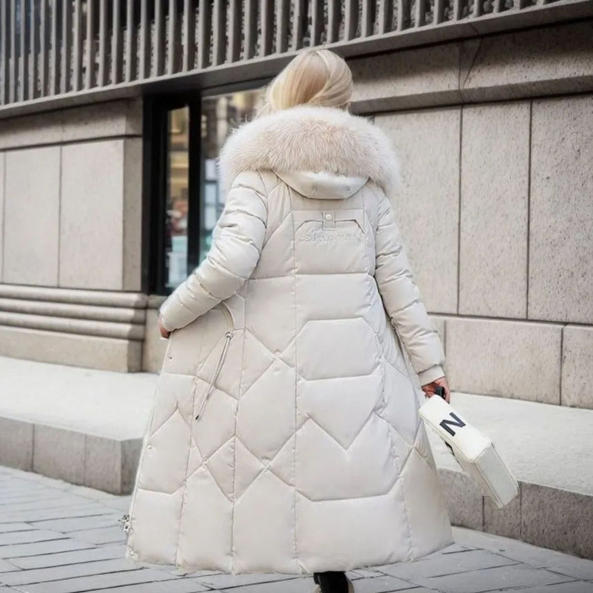 Clara | Damen Langer Daunen-Steppmantel mit Kragen Fellkapuze Wintermantel
