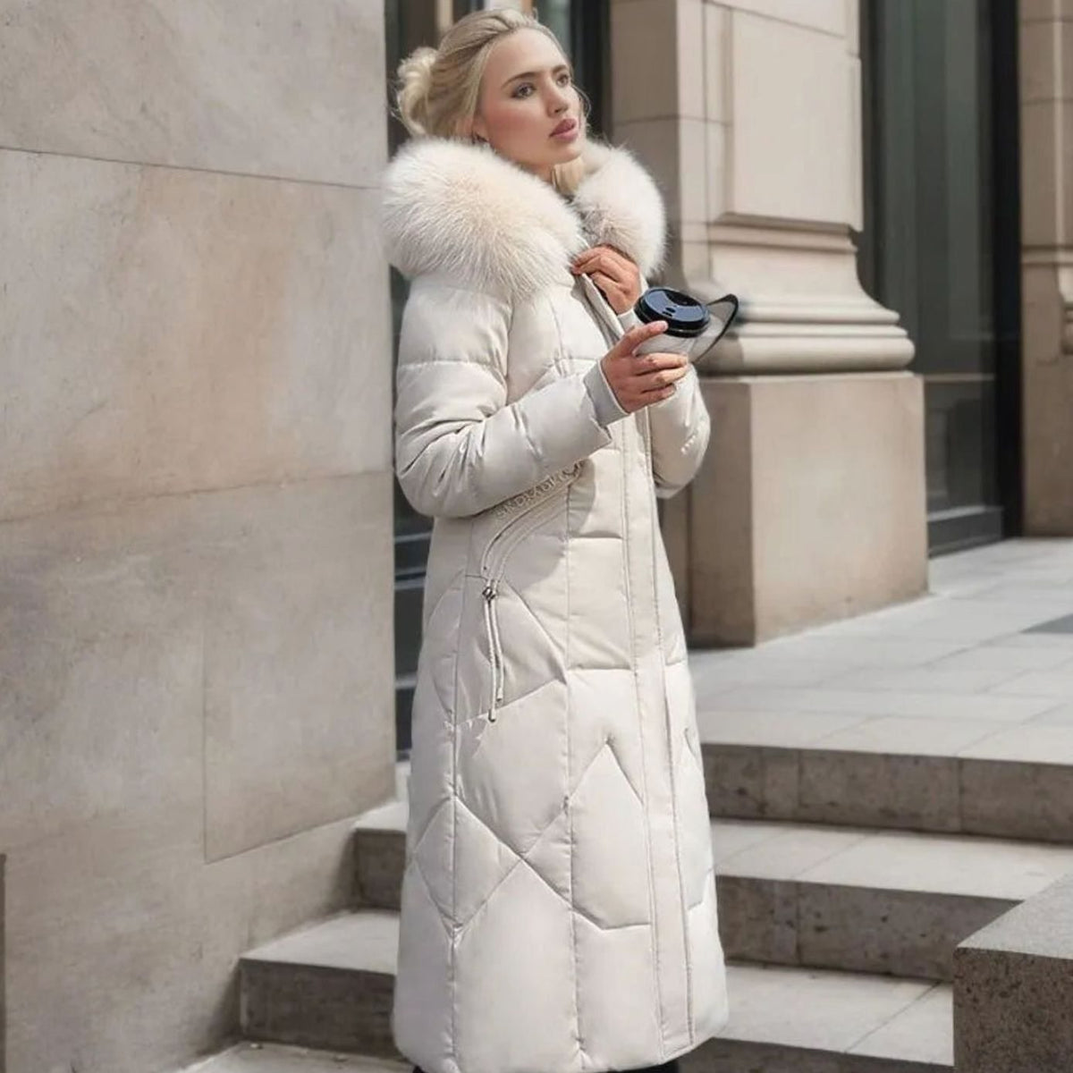 Clara | Damen Langer Daunen-Steppmantel mit Kragen Fellkapuze Wintermantel