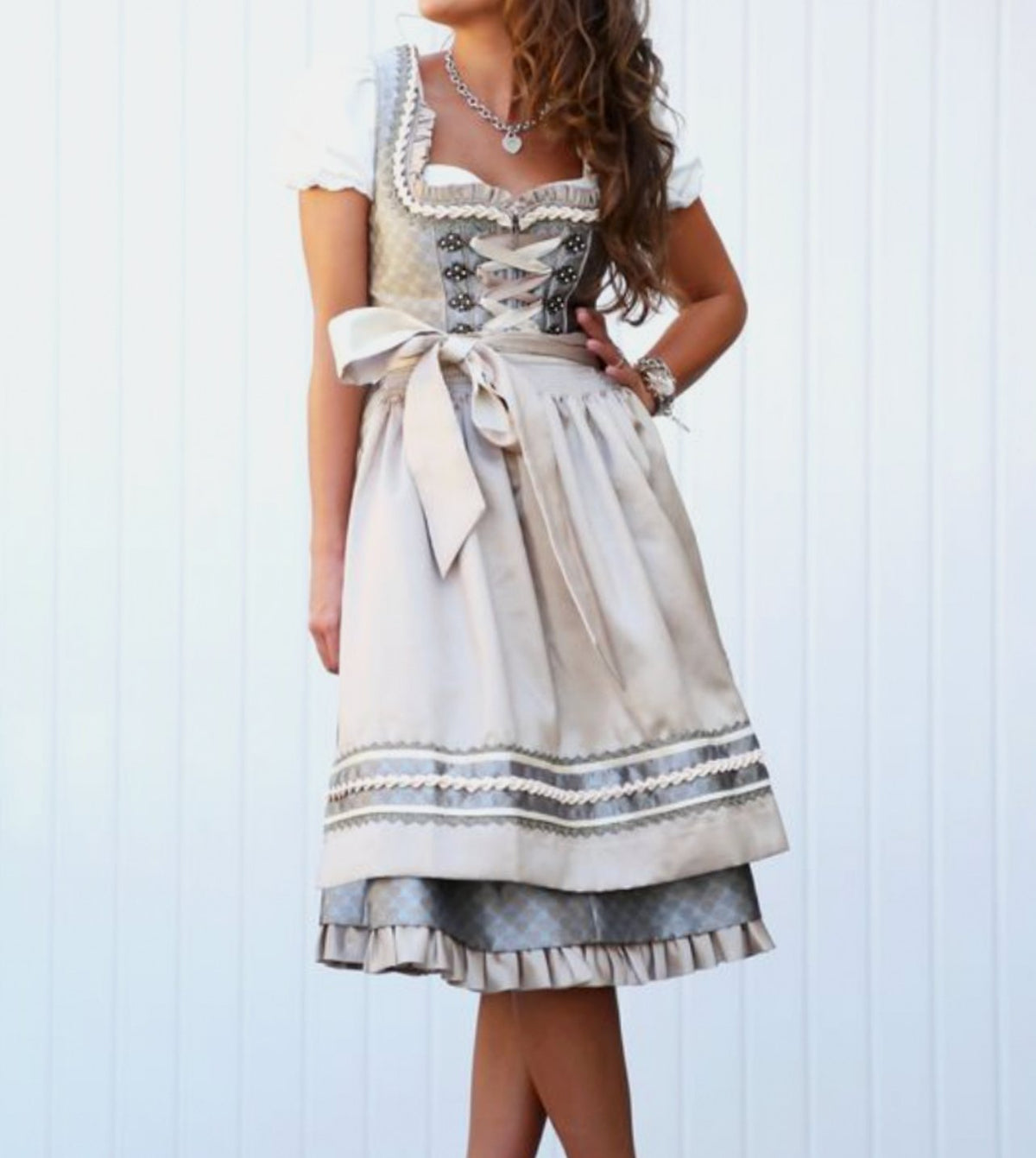 Emilia | Damen Oktoberfest Dirndlkleid Klassisches Trachtenkleid Schürze