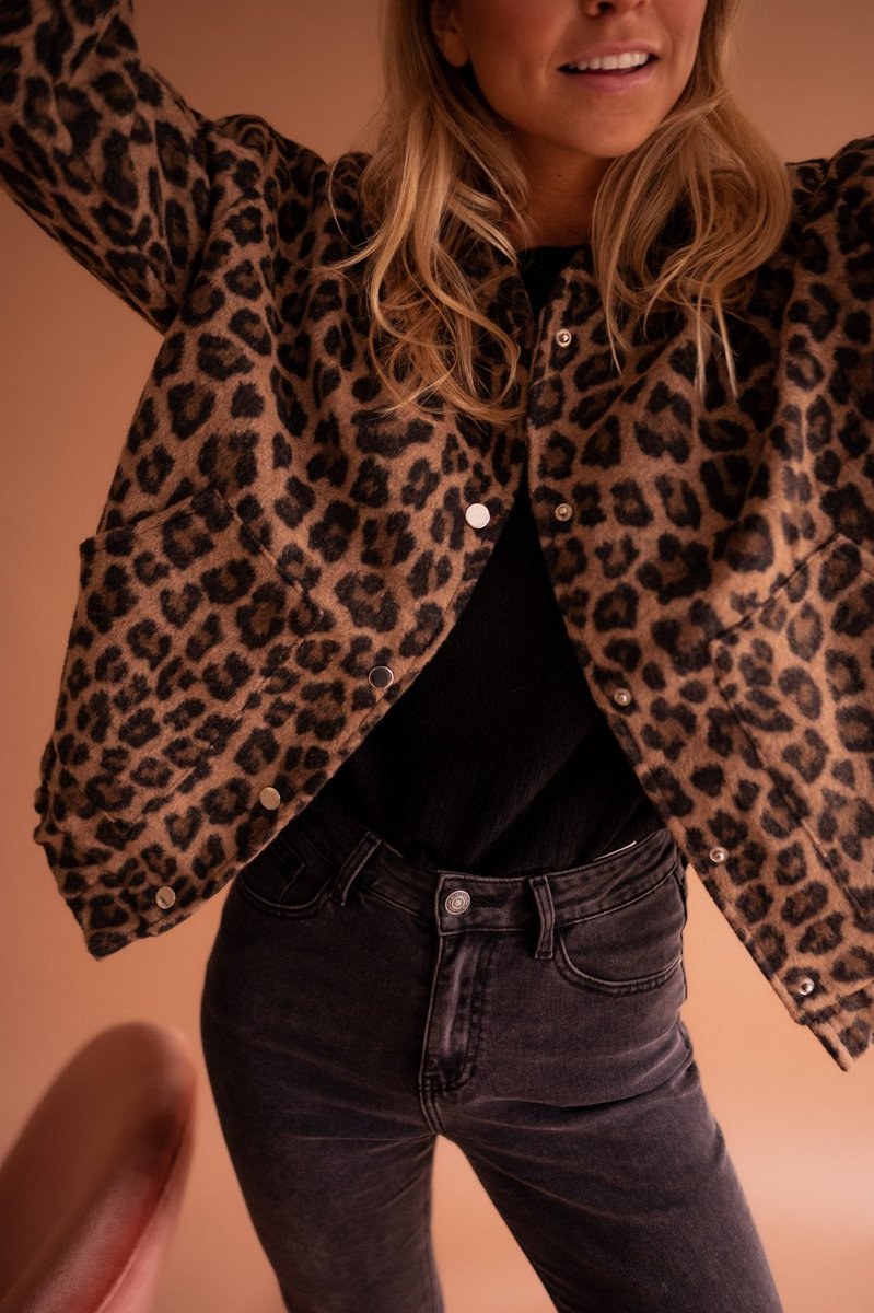 Luisa | Damen Steppjacke Oversized Leopardenmuster Druckknopf