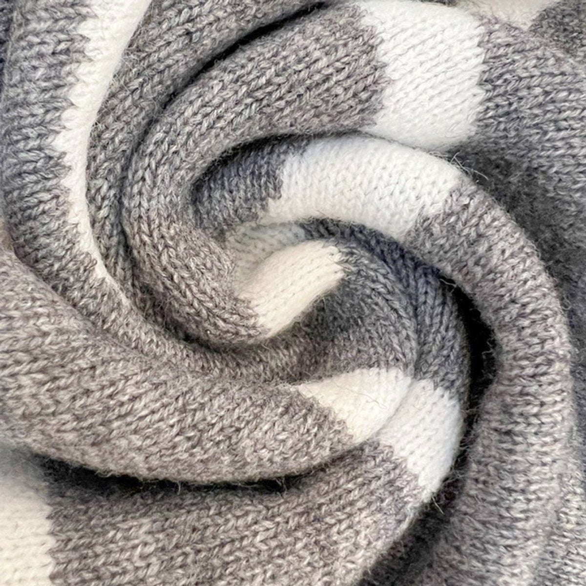 Lena | Damen Strickjacke mit Kapuze Langarm Schriftzug Muster