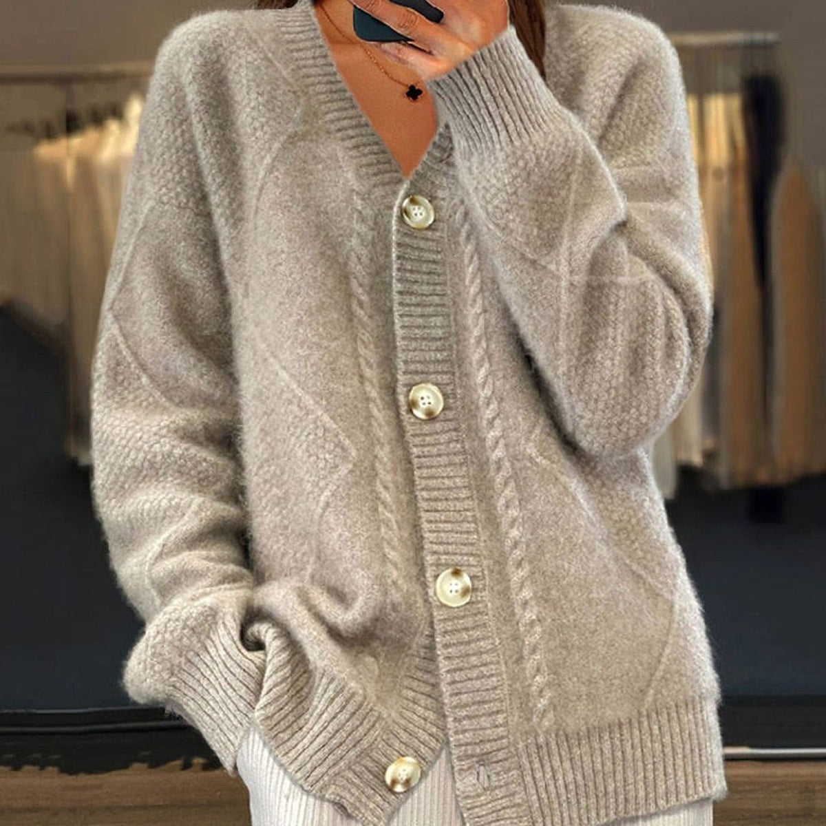 Johanna | Damen Strickjacke mit langen Ärmeln Zopfmuster V-Ausschnitt Cardigan