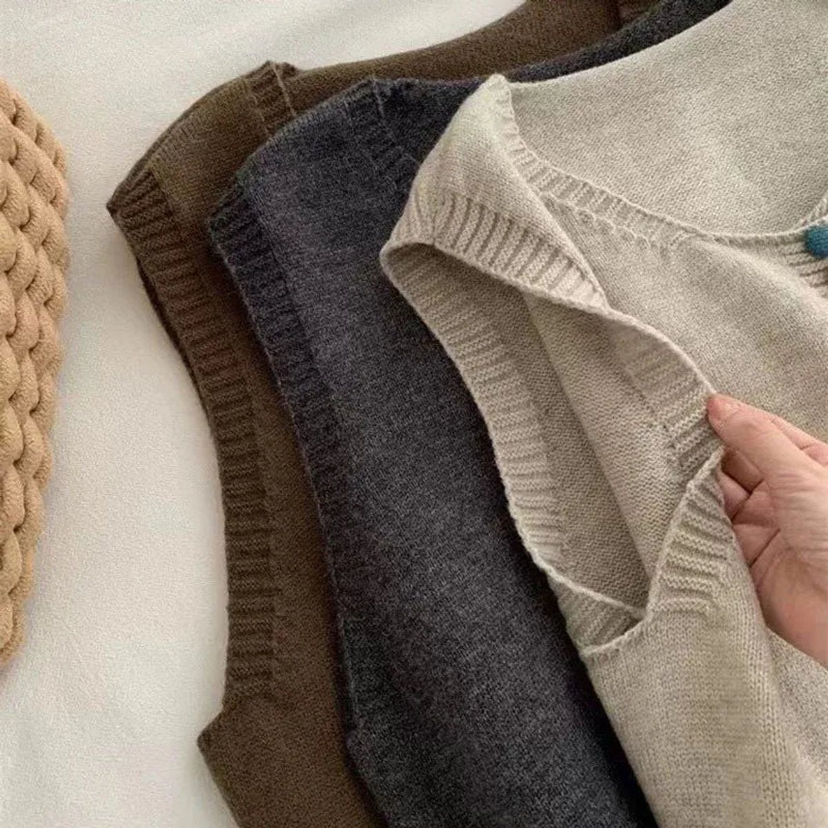 Mia | Damen Strickweste Ärmellos Bunten Knöpfen Rundhals