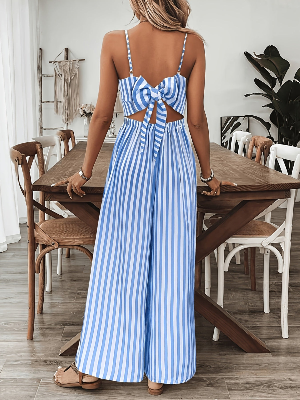 Damen gestreifter weiter Jumpsuit mit V Ausschnitt und Schleife hinten
