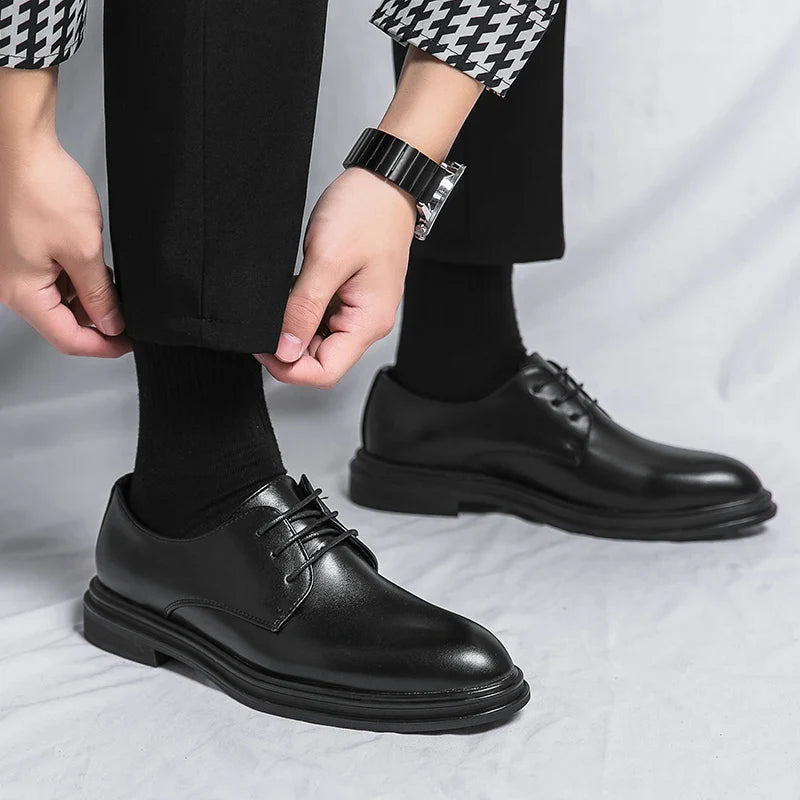 Herren-Derby-Schuhe mit glänzender Oberfläche und dicker Sohle