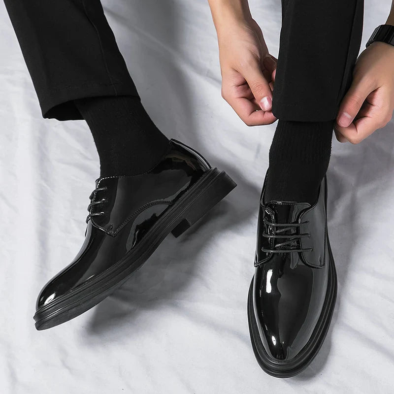 Herren-Derby-Schuhe mit glänzender Oberfläche und dicker Sohle