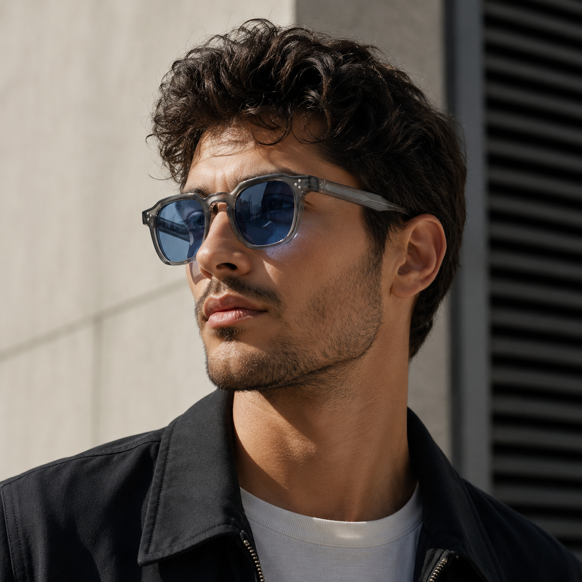 Herren Sonnenbrille mit transparenter eckiger Fassung und gemusterten Bügeln