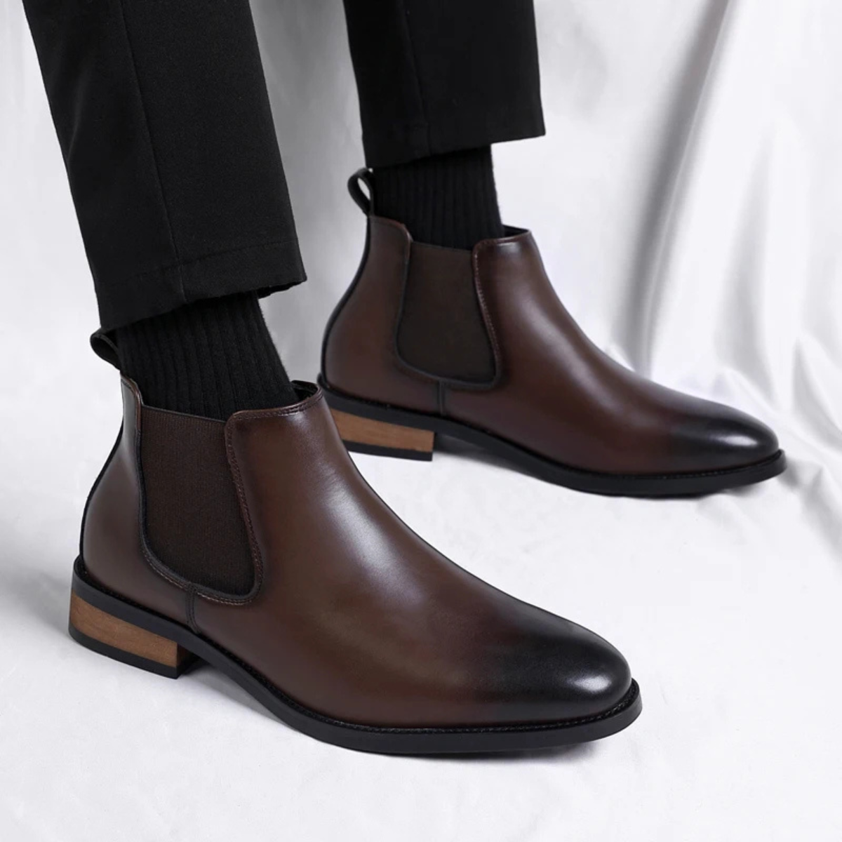Herren Stiefeletten mit elastischen Seiteneinsätzen und Zuglaschen