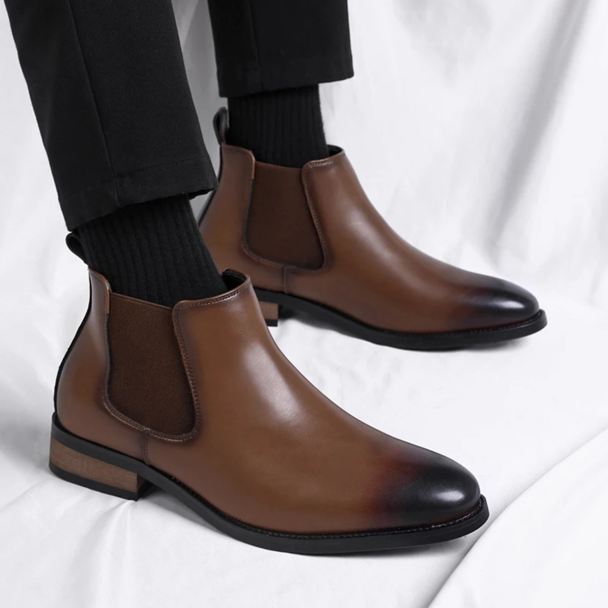 Herren Stiefeletten mit elastischen Seiteneinsätzen und Zuglaschen